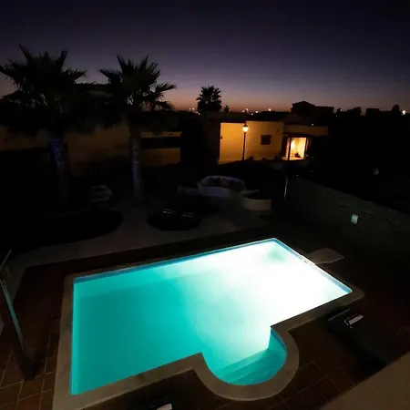 Villa Irlanda: Beachside Retreat With Private Pool