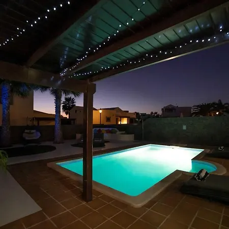 Villa Irlanda: Beachside Retreat With Private Pool *
