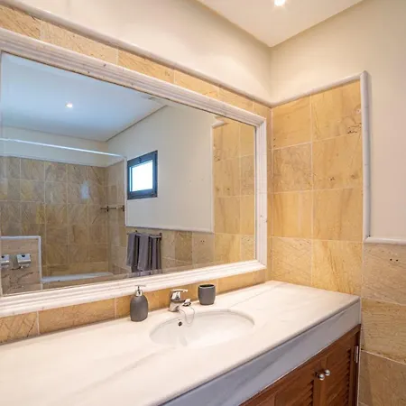 Villa Irlanda: Beachside Retreat With Private Pool Playa Blanca (Lanzarote)