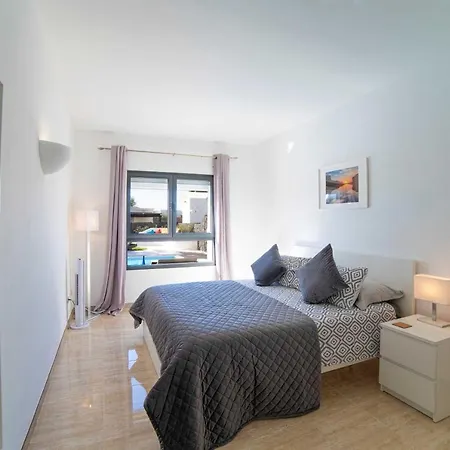 Villa Irlanda: Beachside Retreat With Private Pool *