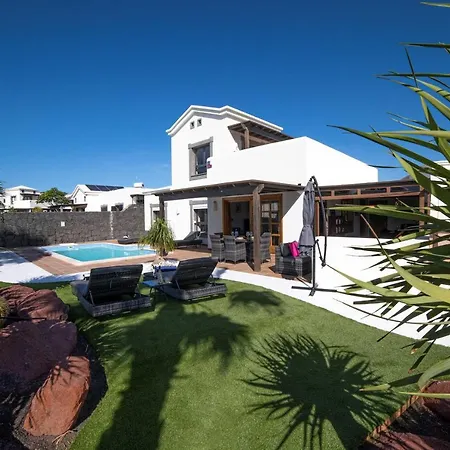 Villa Irlanda: Beachside Retreat With Private Pool