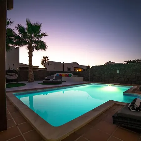 Villa Irlanda: Beachside Retreat With Private Pool *
